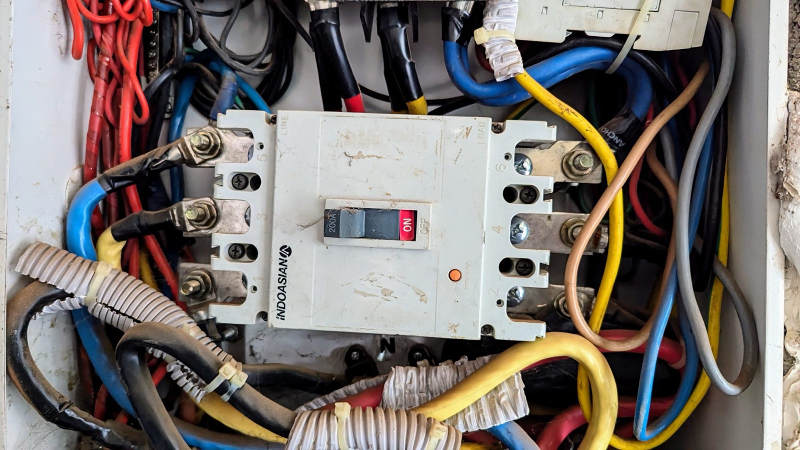 Open 200-amp breaker panel used as a reference for upgrade cost in Port St. Lucie